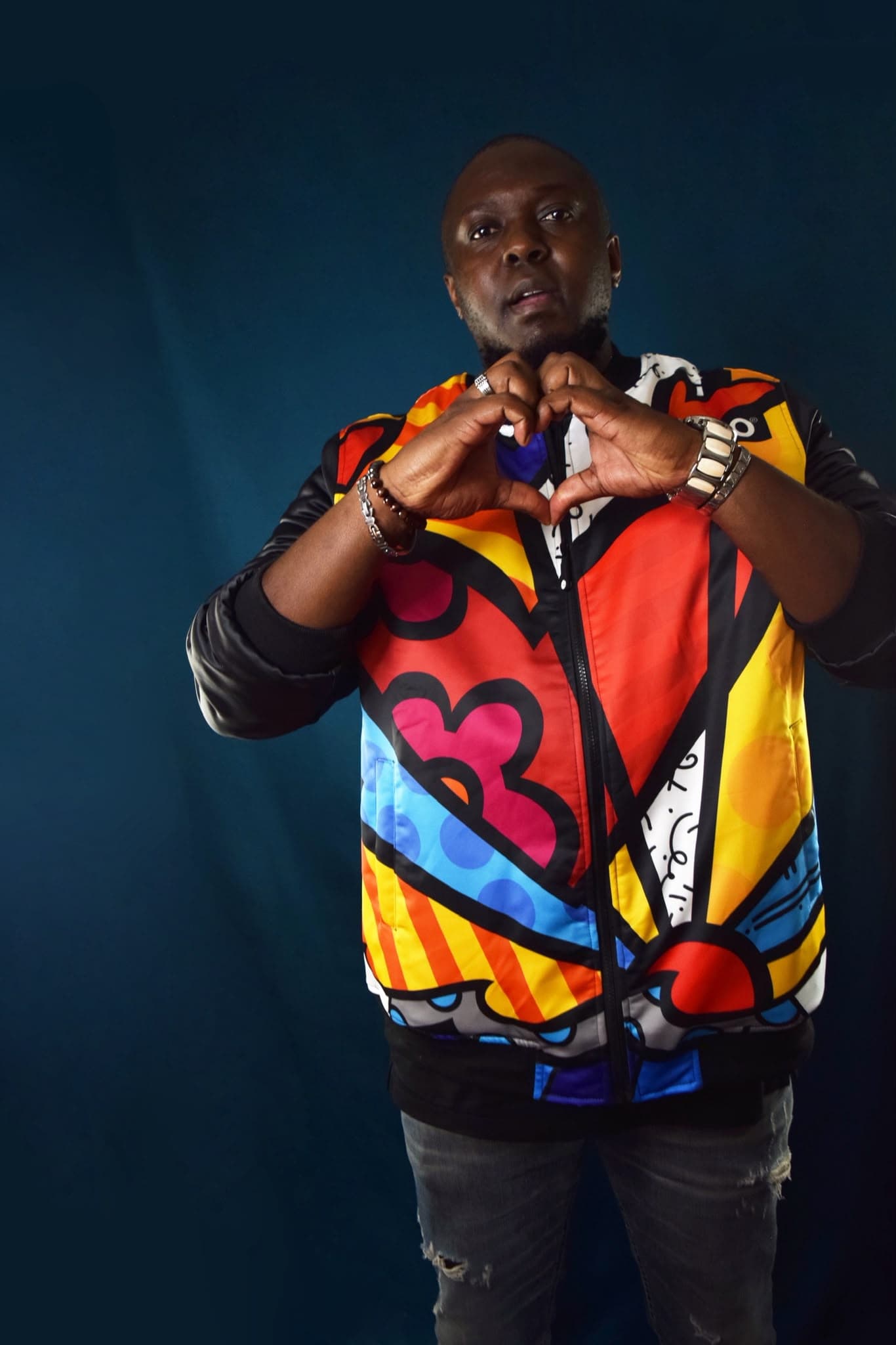 Black Moz en portrait couleur, geste du cœur