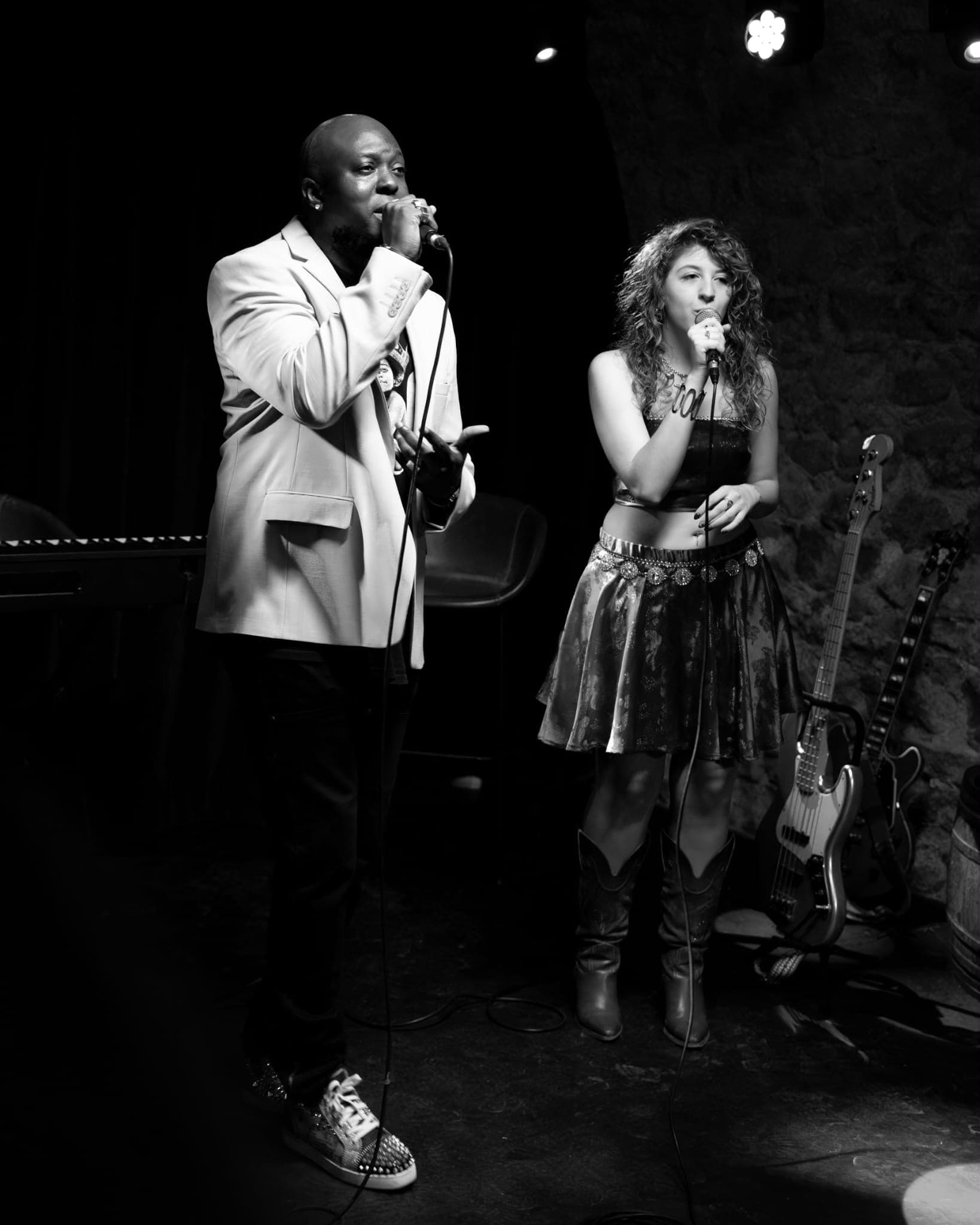 Black Moz en duo sur scène avec une chanteuse, performance live en noir et blanc