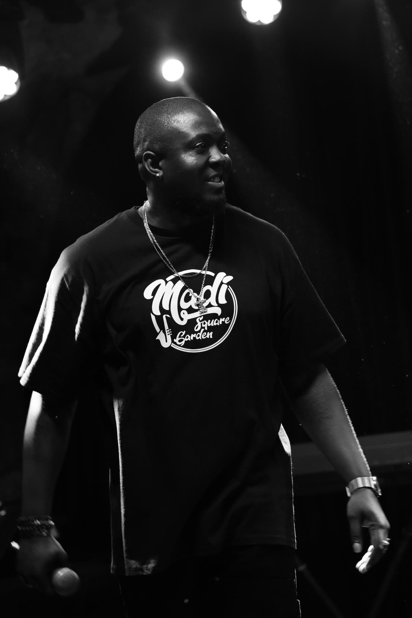 Black Moz sur scène en t-shirt Madi Square Garden, portrait noir et blanc