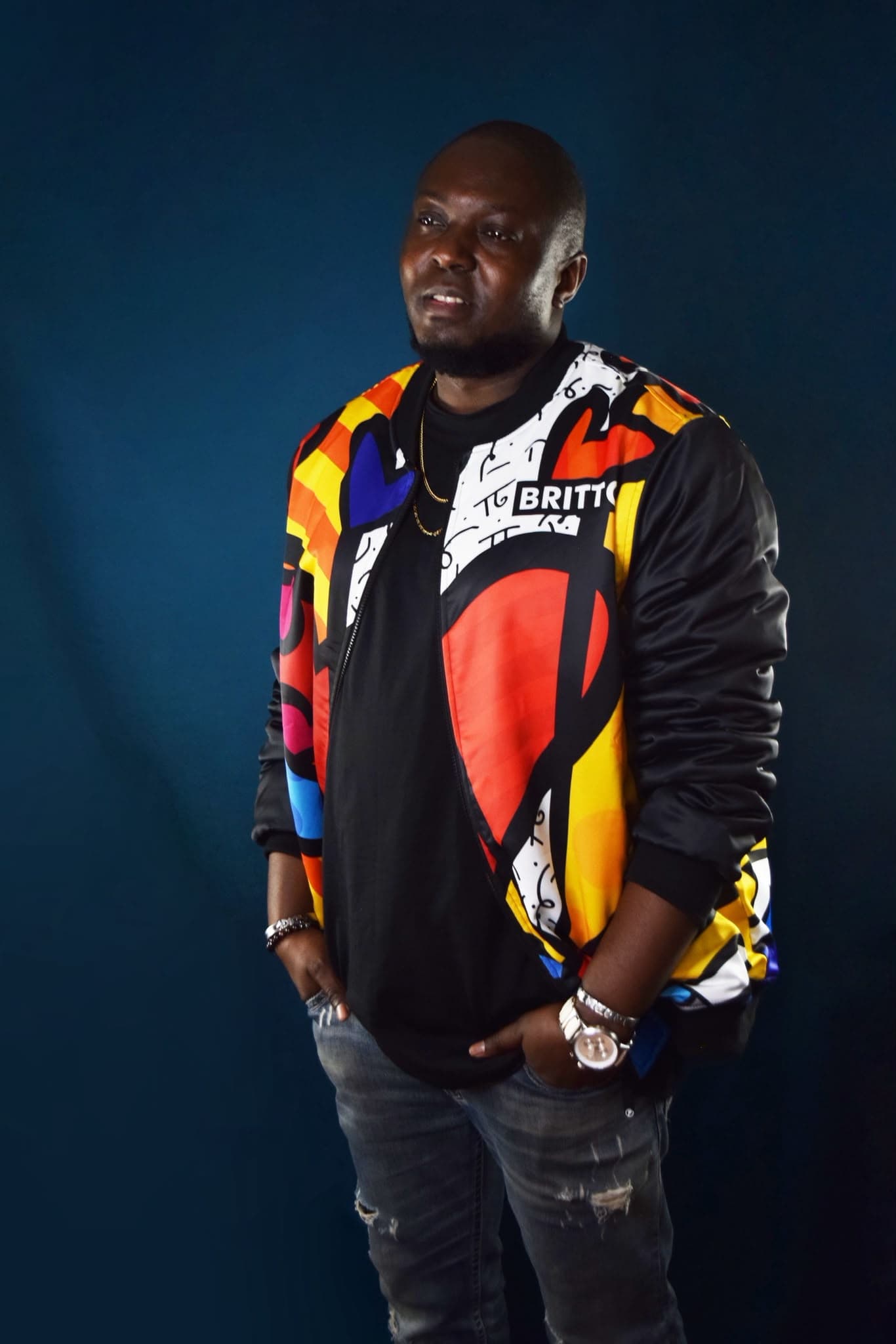 Black Moz en portrait studio, univers coloré